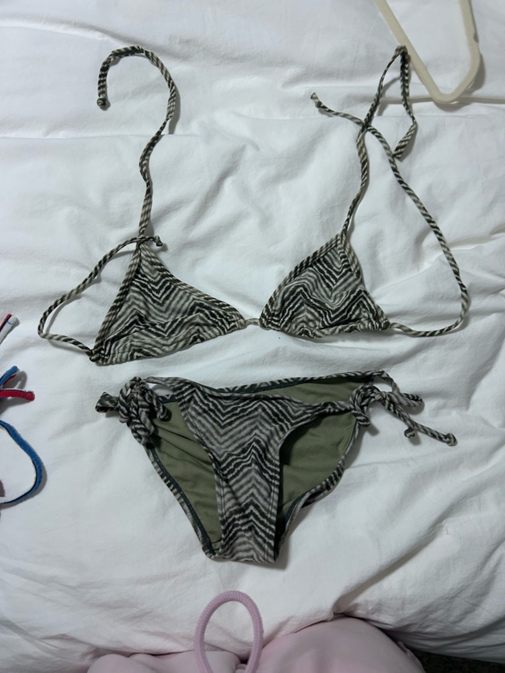Zigzag Triangle String Bikini Set in Olive and Black
